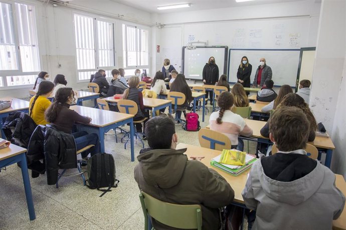 Alumnos del IES Diego de Guzmán y Quesada participan en un taller del Ayuntamiento de Huelva sobre riesgos de los 'Retos virales'