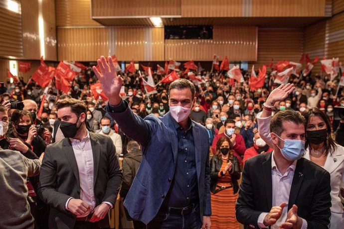 El presidente del Gobierno y secretario general del PSOE, Pedro Sánchez, en la campaña electoral del PSOE en Zamora, en el Teatro Ramos Carrión, a 29 de enero de 2022, en Zamora.