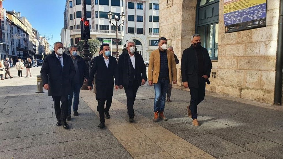 El vicesecretario general de Cs, Edmundo Bal, en el centro de la imagen y a su derecha el cabeza de lista de la candidatura a las Cortes por Burgos, José Ignacio Delgado.