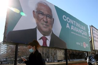 Valla con publicidad electoral del primer ministro socialista de Portugal, António Costa