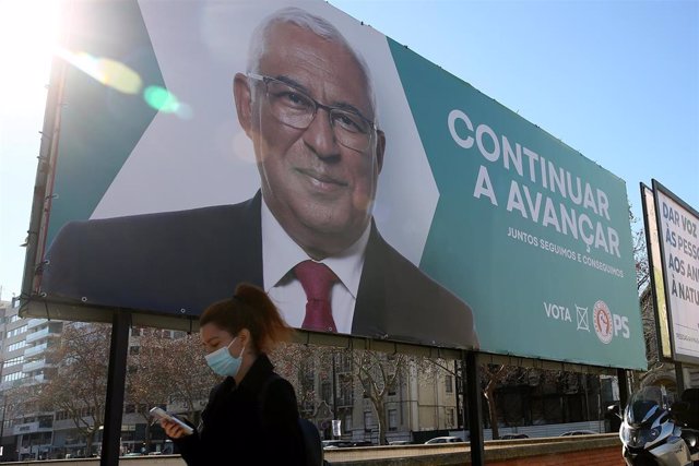 Valla con publicidad electoral del primer ministro socialista de Portugal, António Costa