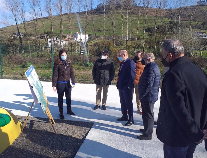 El vicepresidente y consejero de Administración Autonómica, Medio Ambiente y Cambio Climático, Juan Cofiño, visita la estación depuradora de aguas residuales de Vega.