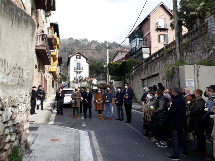 San Sebastián recuerda con una placa en su memoria a Eugenio Olaciregui, asesinado por ETA hace 25 años