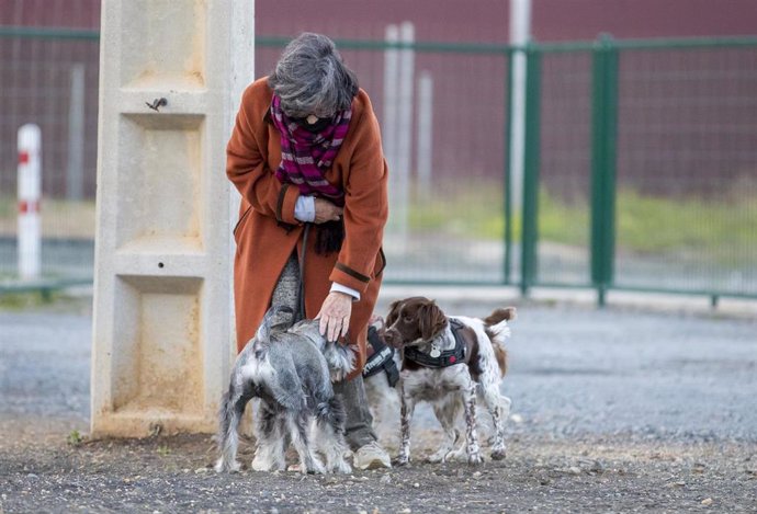 El alcalde de Huelva visita el nuevo espacio de esparcimiento canino que ha abierto sus puertas en Pescadería