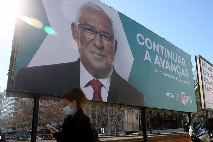 Tanca amb publicitat electoral del primer ministre socialista de Portugal, António Costa