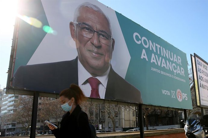 Tanca amb publicitat electoral del primer ministre socialista de Portugal, António Costa