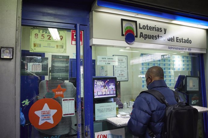 Una hombre acude a la administración de lotería