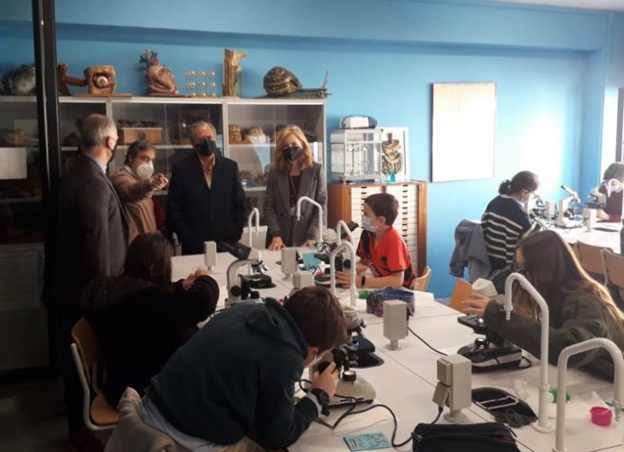 El consejero de Educación, Universidades y Ciencia, Enrique Ossorio, visitando el IES Beatriz Galindo.