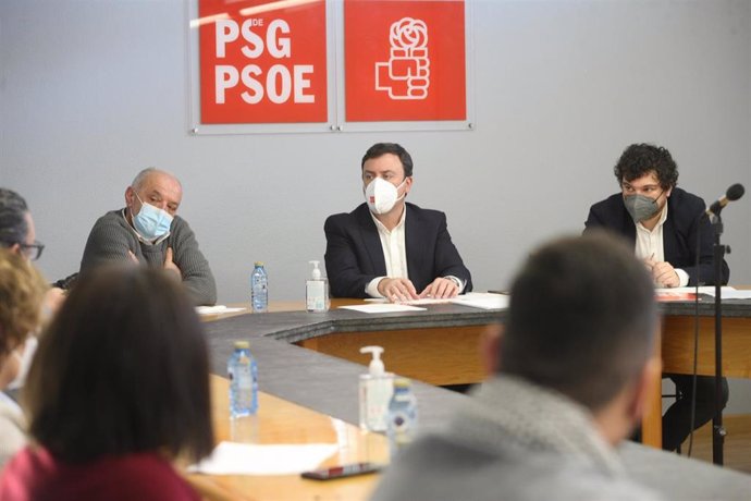 El secretario xeral del PSdeG, Valentín González Formoso, se reúne con colectivos de médicos.