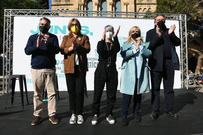 La consellera de Justícia, Lourdes Ciuró; la de Drets Socials, Violant Cervera i el portaveu de Junts en el Senat, Josep Lluís Cleries, entre altres membres del partit