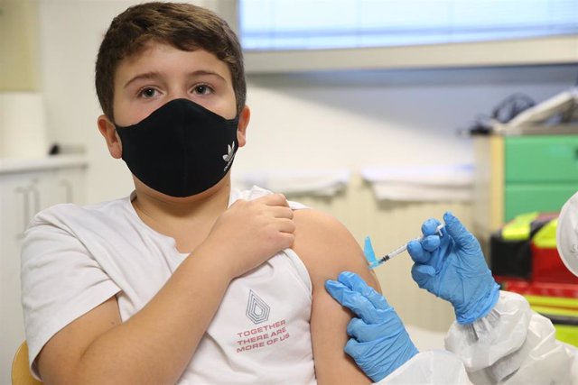 Archivo - Un niño recibe la dosis de la vacuna contra el Covid en el centro de salud El Alisal.- Archivo