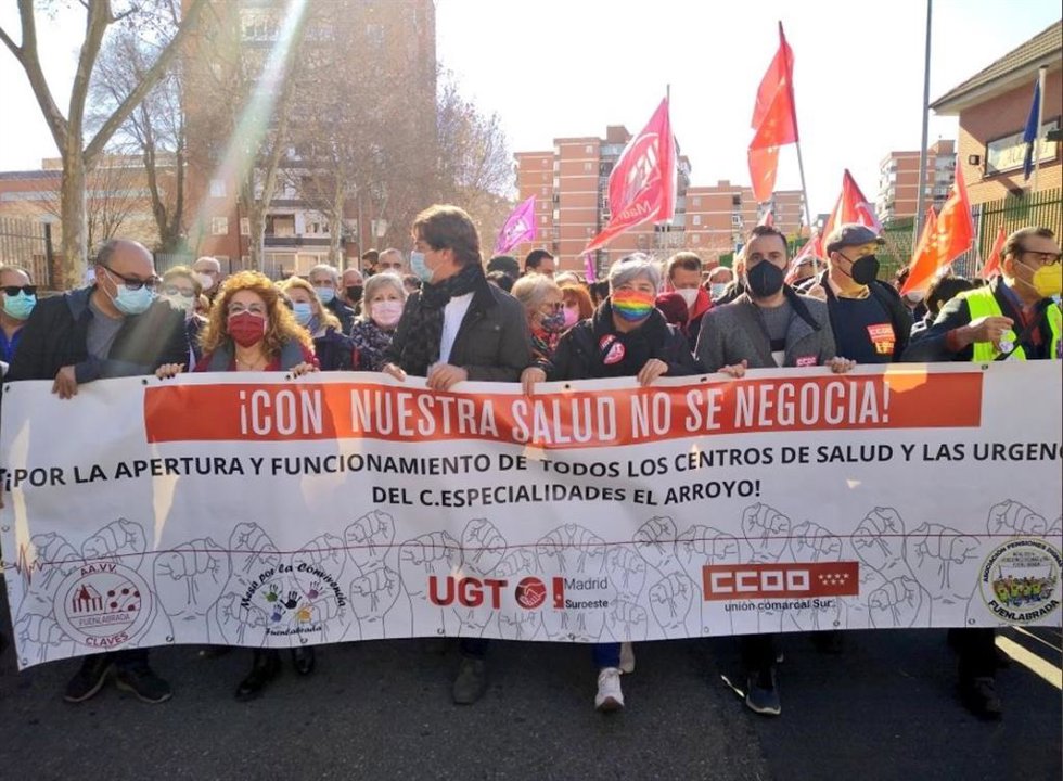 El alcalde de Fuenlabrada, Javier Ayala, junto a los vecinos y sindicatos en la macha por la Sanidad pública.