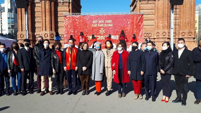 L'alcaldessa de Barcelona, Ada Colau, en la celebració de benvinguda de l'Any Nou Xins en l'Arc de Triomf de Barcelona