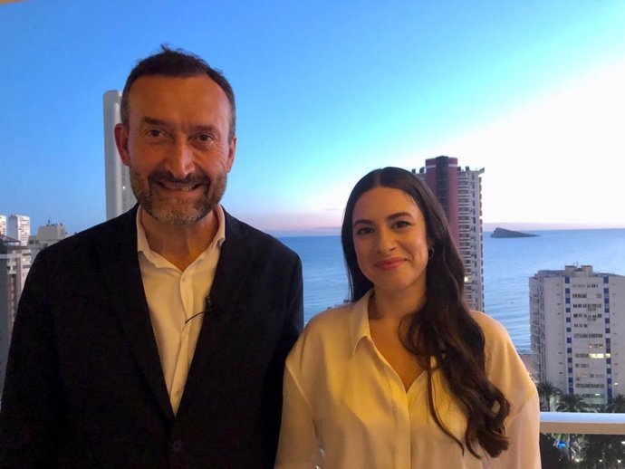 La cantante Blanca Paloma y el alcalde de Elche, Carlos Gonzalez