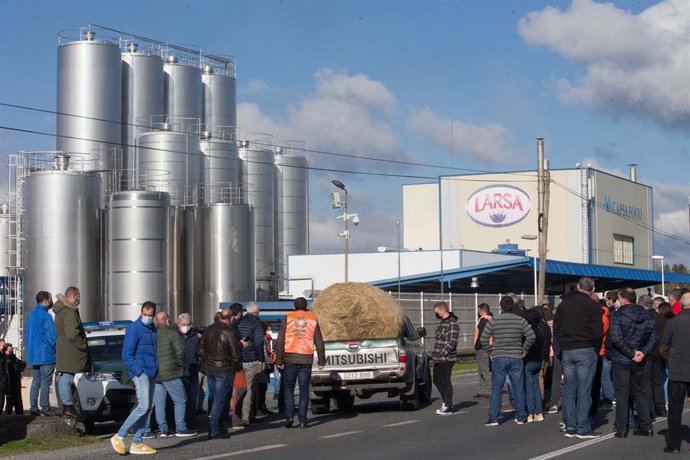 Archivo - Varias personas durante una acción sindical ante la planta de Larsa para exigir unos "precios justos" para la producción de leche, a 16 de noviembre de 2021, en Robra, Outeiro de Rei, Lugo, Galicia, (España). Apoyados por el sindicato Unións A