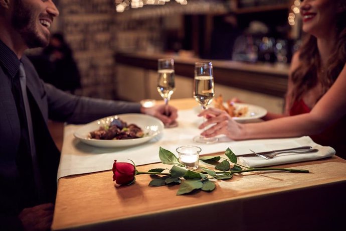 Una pareja en una cena romántica, SugarDaters
