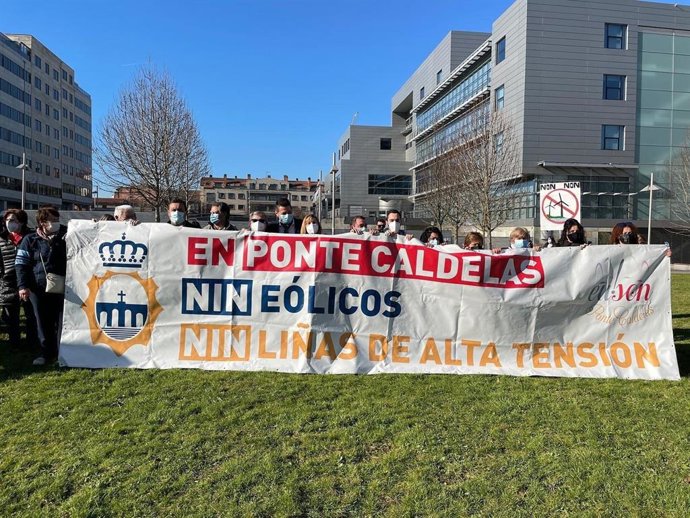 Protesta contra los eólicos ante la Delegación de la Xunta de Pontevedra.
