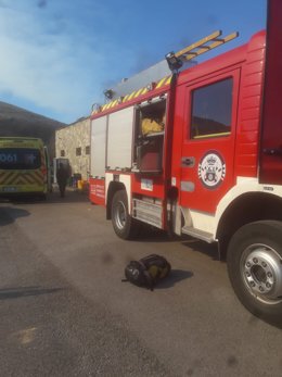Bomberos sofocan un incendio en la cocina de un restaurante.