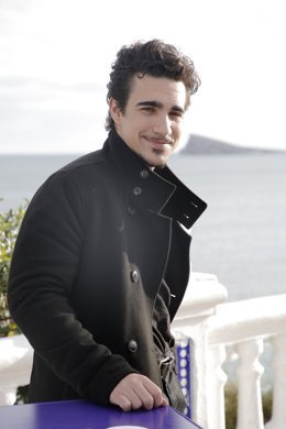 El cantante Gonzalo Hermida, posa en una rueda de prensa sobre los participantes en la Semifinal 2 de Benidorm Fest 2022, a 24 de enero de 2022, en el Mirador del Castillo de Benidorm, Alicante, Comunidad Valenciana (España). 