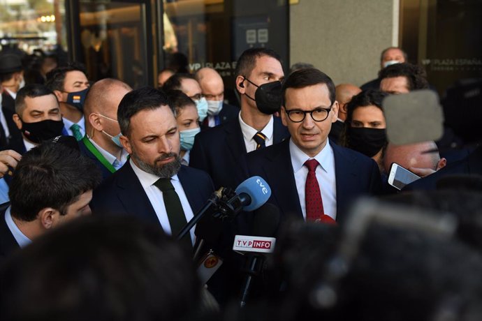 El president de Vox, Santiago Abascal (i), i el primer ministre de Polnia, Mateusz Morawiecki (d), realitzen una intervenció davant els mitjans durant la cimera celebrada aquest cap de setmana