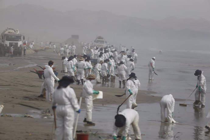 Neteja de l'abocament de Repsol a les platges del Perú