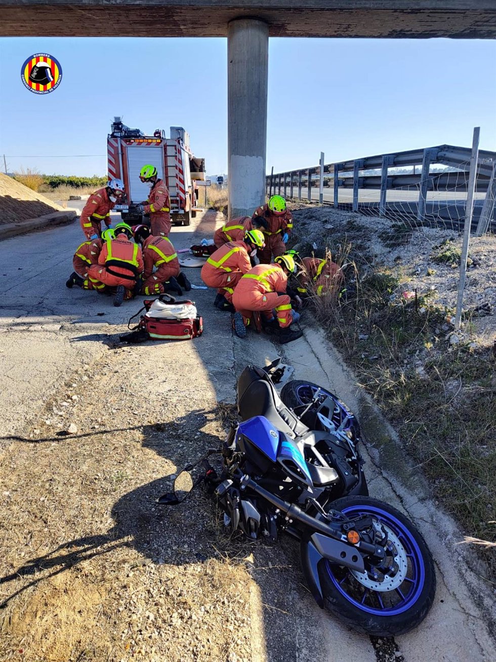 Dos heridos tras caer con la moto por un puente en la A-7 en Torrent