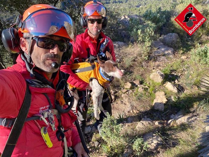 Bomberos rescatan a un perro en Tárbena