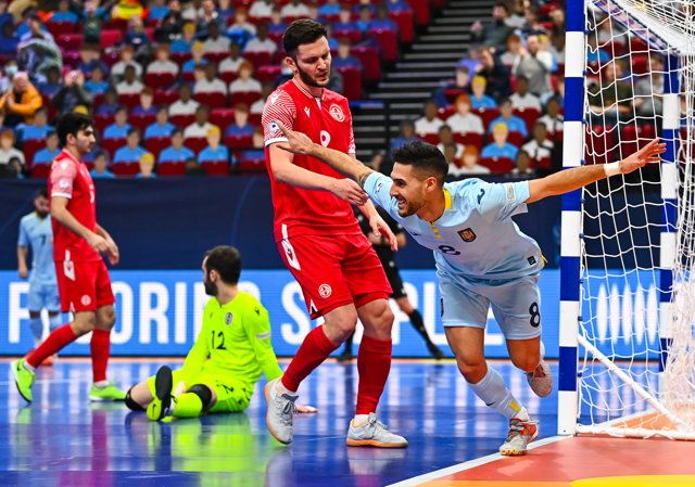 Adolfo celebra uno de sus goles con la selección española de fútbol sala