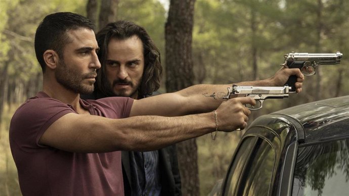 Archivo - SKY ROJO (L To R) MIGUEL ÁNGEL SILVESTRE As MOISÉS, ASIER ETXEANDÍA As ROMEO In Episode 10 Of SKY ROJO. Cr. CARLA OSET/NETFLIX  2020
