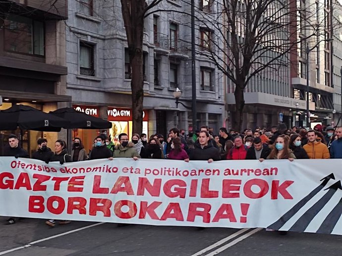 Miles de personas se manifiestan en Bilbao contra la "dictadura de la burguesía"