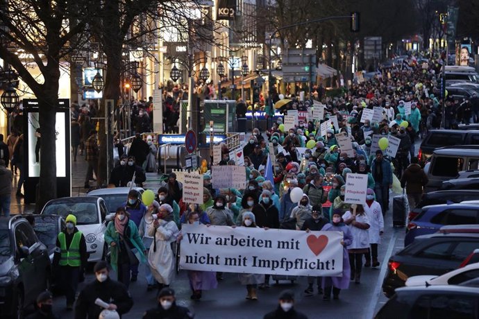Protesta contra las restricciones por el coronavirus en Duesseldorf, Alemania