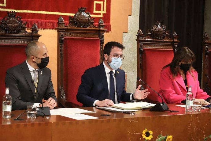 El alcalde de Manresa, Marc Aloy; el presidente de la Generalitat, Pere Aragons, y la presidenta del Parlament, Laura Borrs, en el Ayuntamiento de la ciudad