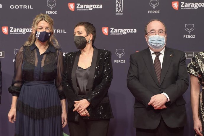 La vicepresidenta segunda del Gobierno y ministra de Trabajo y Economía Social, Yolanda Díaz (1i), y el ministro de Cultura y Deporte, Miquel Iceta (1d), posa en el photocall de la gala IX edición de los Premios Feroz en el Auditorio de Zaragoza.