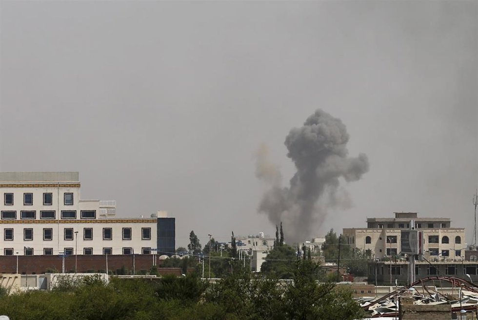 Archivo - Bombardeo saudí en Yemen