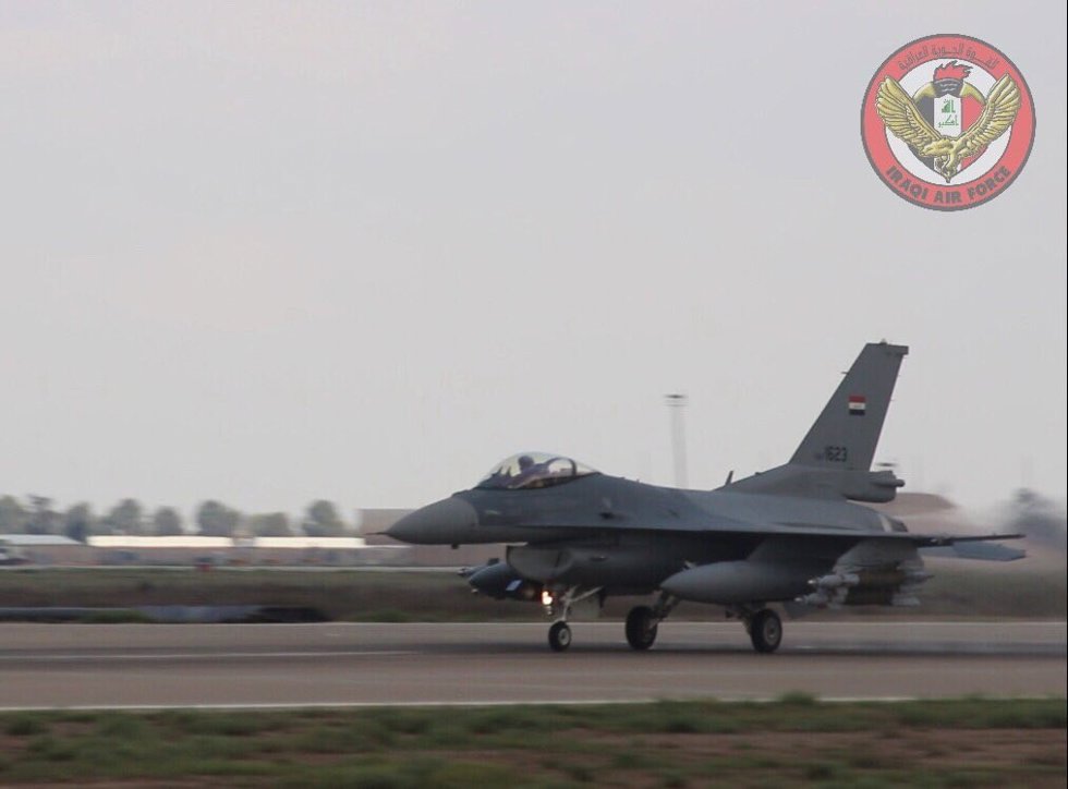 Archivo - Un avión de la Fuerza Aérea de Irak
