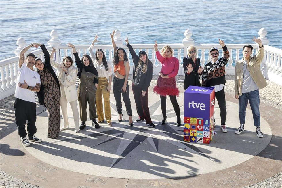 (I-D) Rayden, Tanxugueiras, Blanca Paloma, Chanel, Rigoberta Bandini, la directora de Comunicación y Participación de RTVE, María Eizaguirre, Varry Brava y Xeinn, posan con una bandera de España, a 27 de enero de 2022, en Benidorm