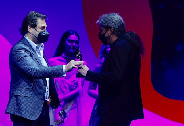 El actor Javier Bardem entrega el premio Feroz al mejor guión al director y guionista Fernando León de Aranoa, en la gala IX edición de los Premios Feroz en el Auditorio de Zaragoza, a 29 de enero de 2022, en Zaragoza, Aragón (España). 