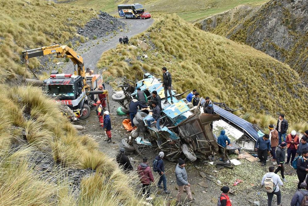 Archivo - Imagen de archivo de un acicdente de autobús en Bolivia.