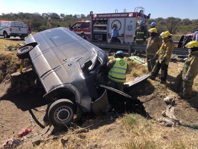 Personal de Protección Civil y Bomberos de Jalisco atendiendo a los heridos tras el accidente la furgoneta en la autopista León-Aguascalientes.