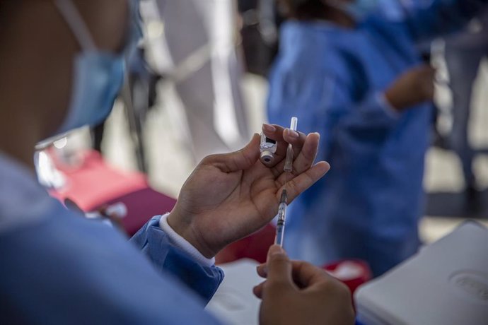 Archivo - Enfermera prepara una dosis de la vacuna contra la COVID-19 en Tijuana, México.
