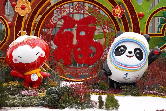 21 January 2022, China, Beijing: Snow covers an installation displaying Bing Dwen Dwen (R) and Shuey Rhon Rhon, respective mascots of the 2022 Beijing Winter Olympic and Paralympic Games. Photo: Song Jiaru/Sipa Asia/SIPA Asia via ZUMA Press Wire/dpa