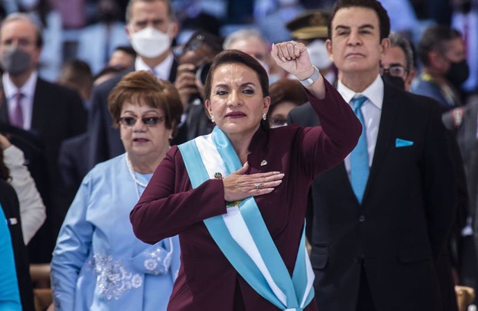 27 January 2022, Honduras, Tegucigalpa: Xiomara Castro (C) is sworn-in as Honduras' first female president during the inauguration ceremony at the National stadium. Photo: Inti Oncon/dpa