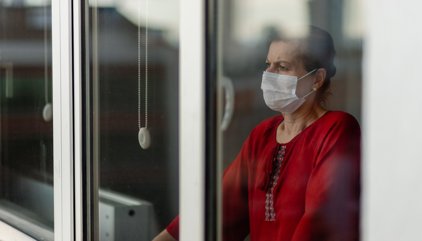 Los contagios de COVID-19 son posibles fuera de las habitaciones de aislamiento. ¿Cómo?