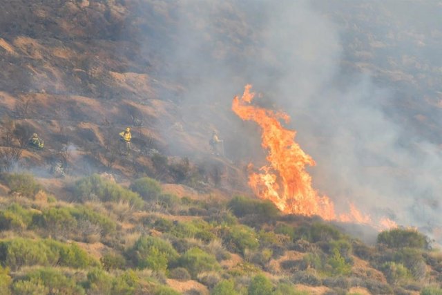 Infoca trabaja durante la noche con más de 60 efectivos para apagar un fuego en un paraje de Lecrín