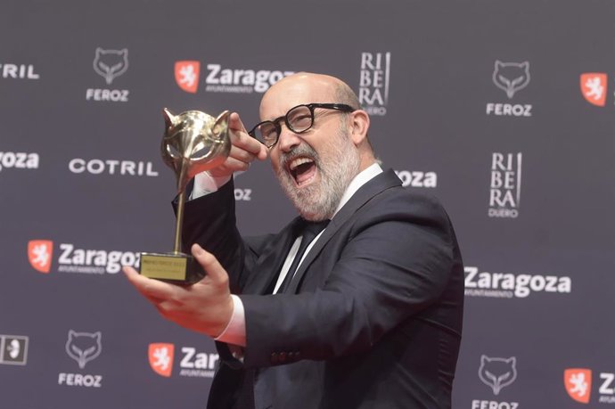 Javier Cámara posa con su Premio Feroz 2022 al mejor actor protagonista de una serie en la gala IX edición de los Premios Feroz en el Auditorio de Zaragoza