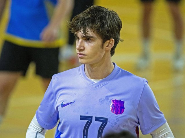 Pablo Urdangarin durante su partido de balonmano con el Barça B contra el Finestrelles SC Handbol Esplugues, a 29 de enero de 2022, en Esplugues de Llobregat (Barcelona, España).