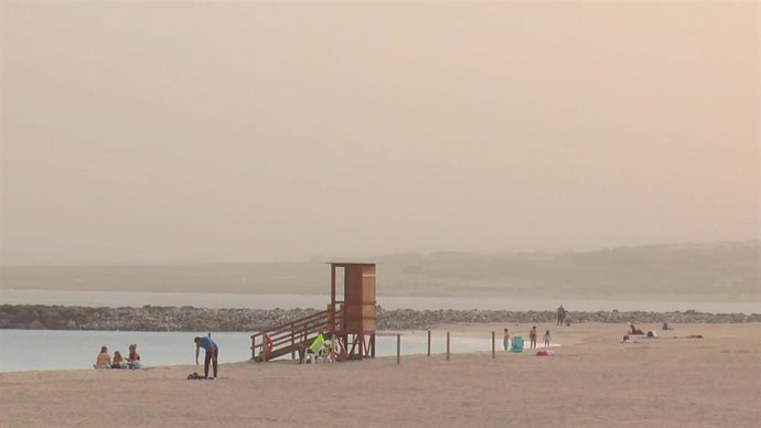 Archivo - Fuerte calima en Puerto del Rosario, capital de la isla canaria de Fuerteventura, el 15 de febrero de 2020
