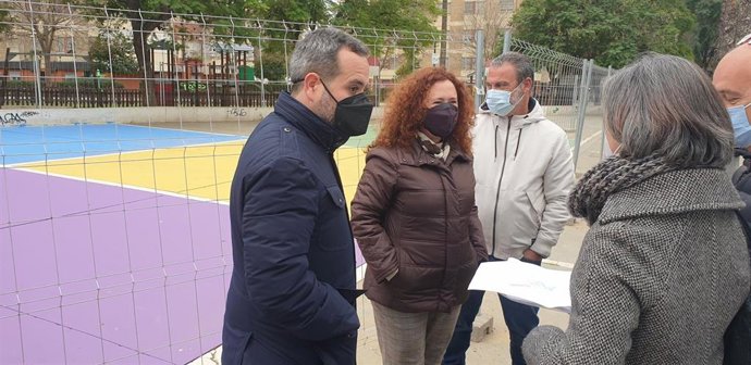 El Ayuntamiento de Sevilla renueva las zonas deportivas y amplía las infantiles de la Barriada Pedro Salvador