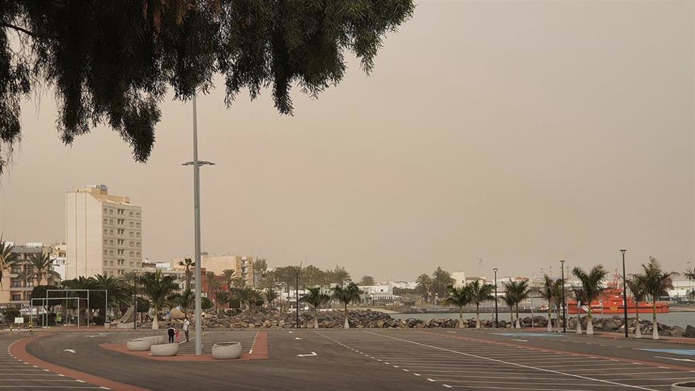 Archivo - Fuerte calima en Puerto del Rosario, capital de la isla canaria de Fuerteventura, el 15 de febrero de 2020