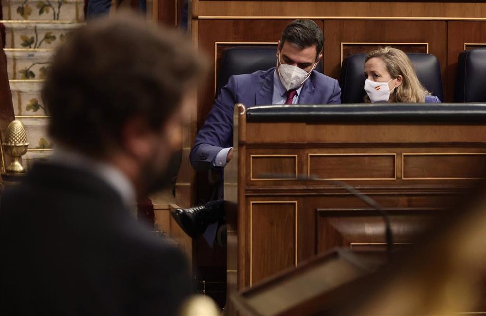 Archivo - El presidente del Gobierno, Pedro Sánchez, y la vicepresidenta primera del Gobierno y ministra de Asuntos Económicos y Transformación Digital, Nadia Calviño, en una sesión plenaria en el Congreso